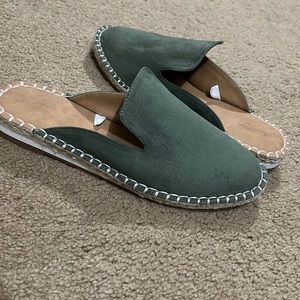 Universal Thread Espedrille Mule.